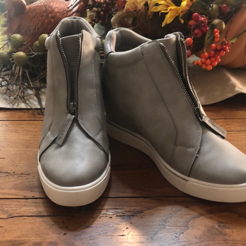 NWOT Maurice’s wedge zipper front shoe